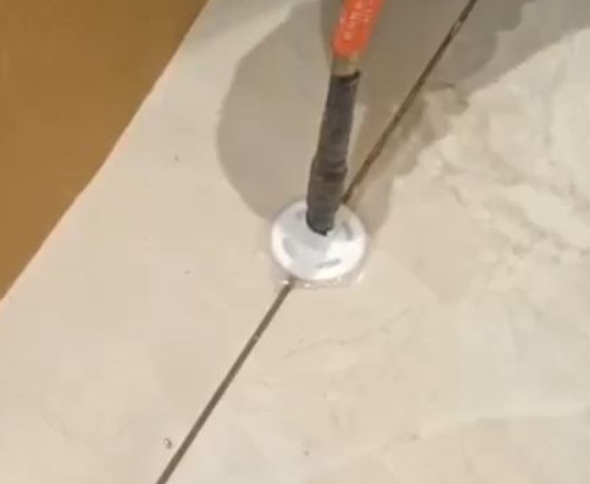 安阳瓷砖空鼓维修公司专业解答瓷砖在铺贴过程中，如果没有涂抹均匀到位的粘结材料（如水泥砂浆或瓷砖胶），可能会导致以下问题